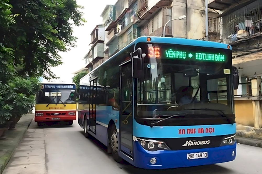 Bus route 36 stops opposite 16 Phung Hung, near the train street (Source: Internet) 